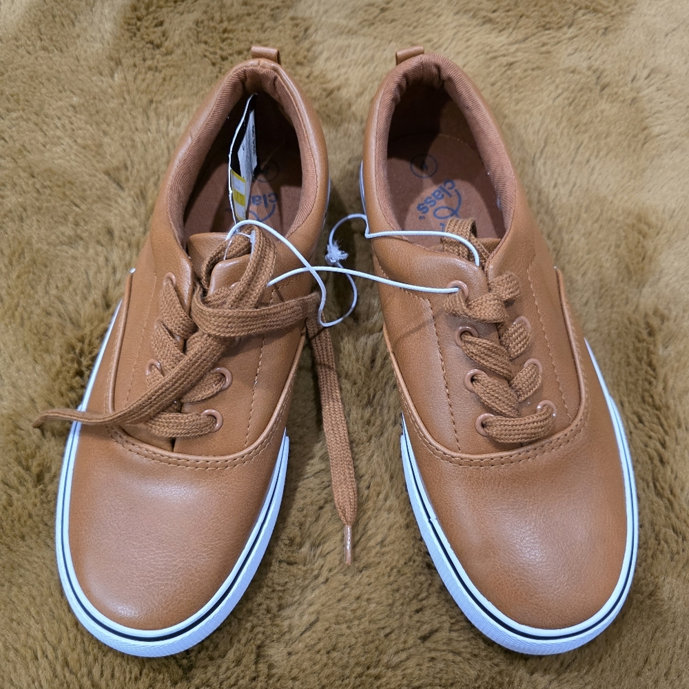 🆕️💙 Art Class, Boys 4, Brown faux Leather Kids Sneakers